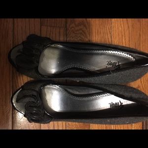 Gray black Fioni peep toe pump